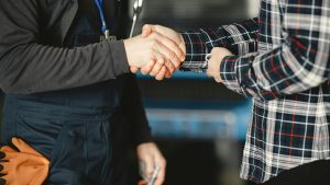 Как бизнес моделът на Gillette "самобръсначка и ножчета" се прилага в автомобилната индсутрия?